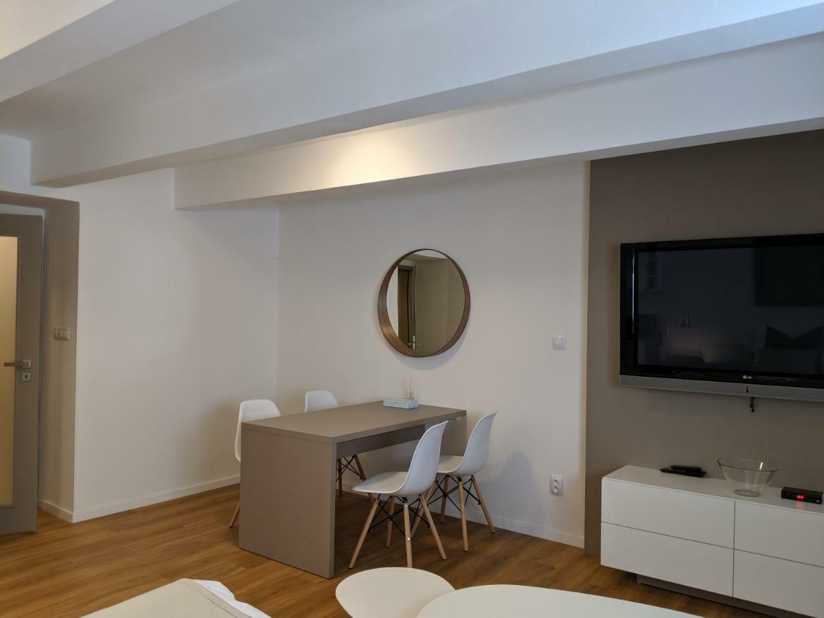Ap 1 - Apartments 4U Brezinova "Overnight Simply" Hradec Králové Exteriör bild