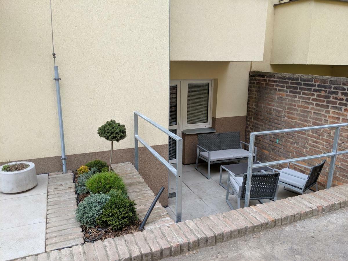 Ap 1 - Apartments 4U Brezinova "Overnight Simply" Hradec Králové Exteriör bild