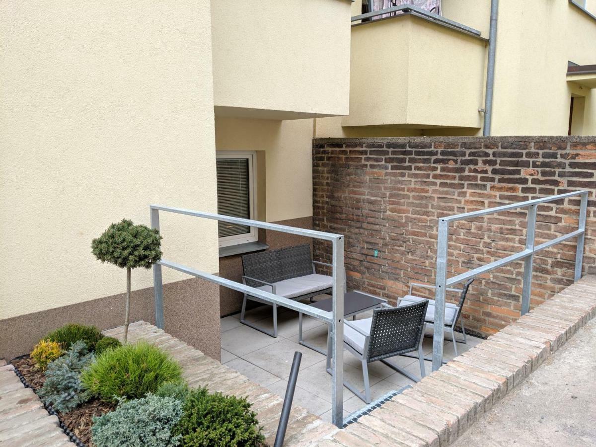 Ap 1 - Apartments 4U Brezinova "Overnight Simply" Hradec Králové Exteriör bild
