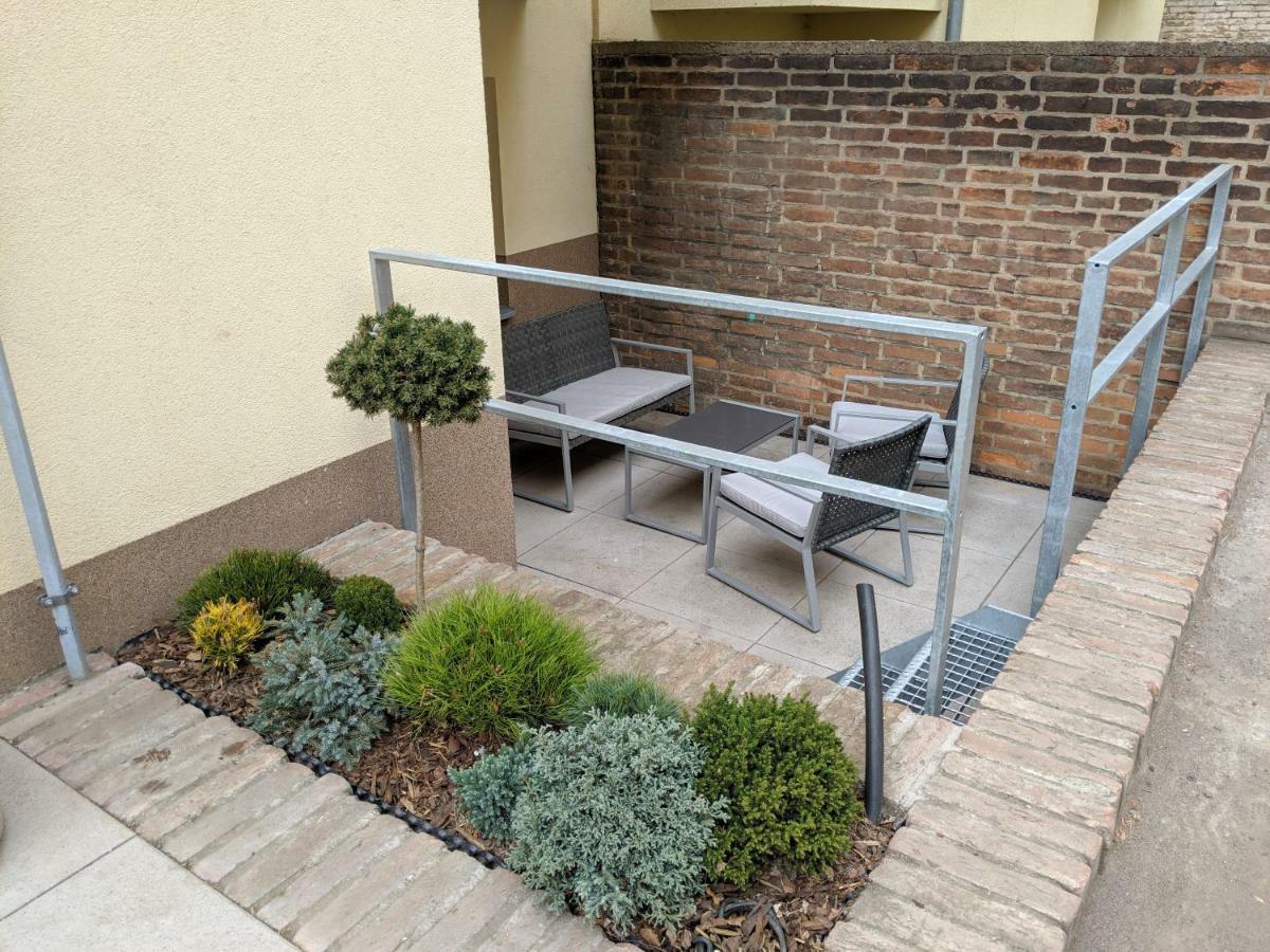 Ap 1 - Apartments 4U Brezinova "Overnight Simply" Hradec Králové Exteriör bild