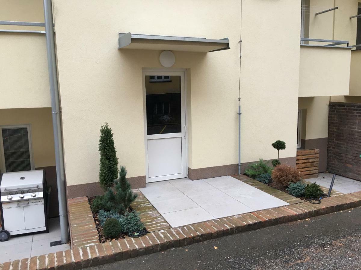 Ap 1 - Apartments 4U Brezinova "Overnight Simply" Hradec Králové Exteriör bild