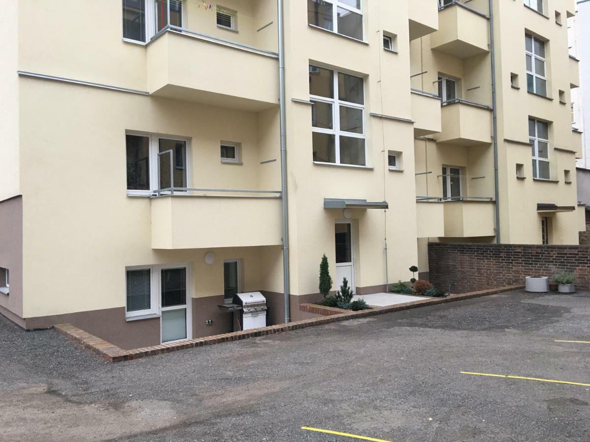 Ap 1 - Apartments 4U Brezinova "Overnight Simply" Hradec Králové Exteriör bild